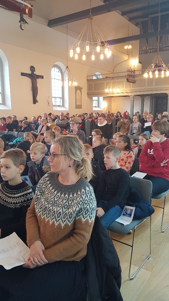 Børn og voksne på plads i kirken